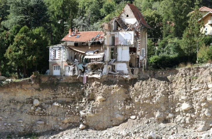 Une maison du village de Saint-Martin-Vésubie, détruite et en équilibre au bord d'un terrain emporté par les crues du 2 octobre 2020. Photo prise le 21 septembre 2021, près d'un an après la catastrophe.