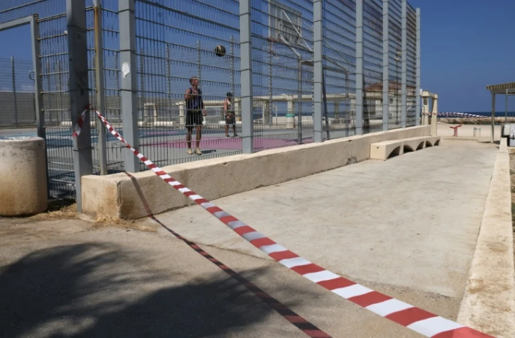 Un bandeau bloque l'entrée de la plage dans la ville portuaire de Haïfa, dans le nord d'Israël, le 25 août 2024