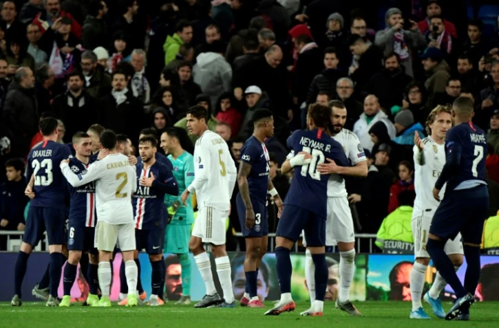 Les joueurs du Real Madrid et du PSG se saluent Ă l'issue du match en Ligue des champions, le 26 novembre 2019, Ă Bernabeu Ă Madrid