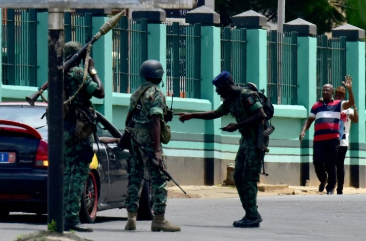 Des soldats rebelles, le 12 mai 2017 autour du camp militaire Gallieni situé au centre d'Abidjan