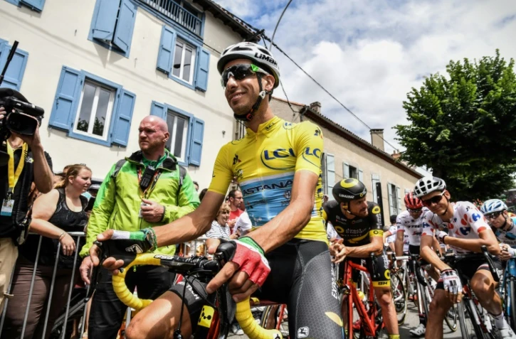 Le maillot jaune Fabio Aru en tête du peloton avant le départ de la 13e étape du Tour de France à Saint-Girons, le 14 juillet 2017 
