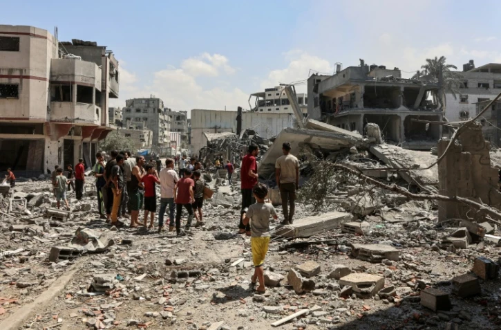 Des Palestiniens inspectent les décombres après qu'une frappe israélienne a détruit la mosquée al-Tawheed Wal Sunna dans le quartier de Daraj à Gaza, le 7 septembre 2025