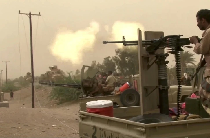 Capture d'écran d'une vidéo de l'AFPTV montrant des membres des forces progouvernementales opérant des mitrailleuses lourdes au sud de Hodeida, dans l'ouest du Yémen, le 15 juin 2018