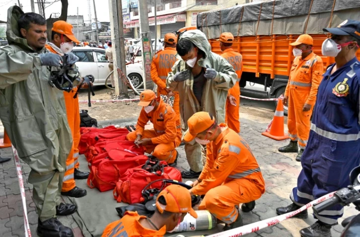 Des secours sur les lieux d'une fuite de gaz meurtrière, à Ludhiana (Pendjab), en Inde, le 30 avril 2023