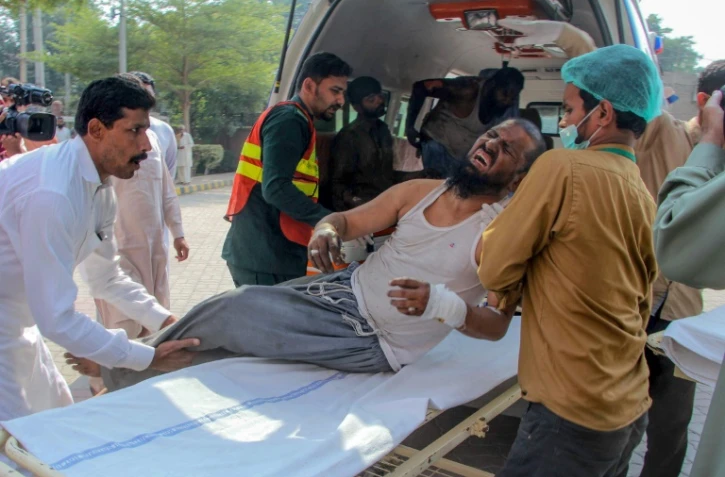 Les secours transportent un homme blessé à Multan le 31 octobre 2019 dans l'incendie d'un train près de Rahim Yar Khan dans la province pakistanaise du Pendjab