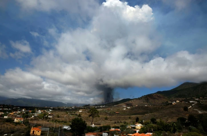 Une colonne de fumée s'échappe du volcan Cumbre Vieja sur l'île de La Palma, dans l'archipel espagnol des Canaries, le 19 septembre 2021
