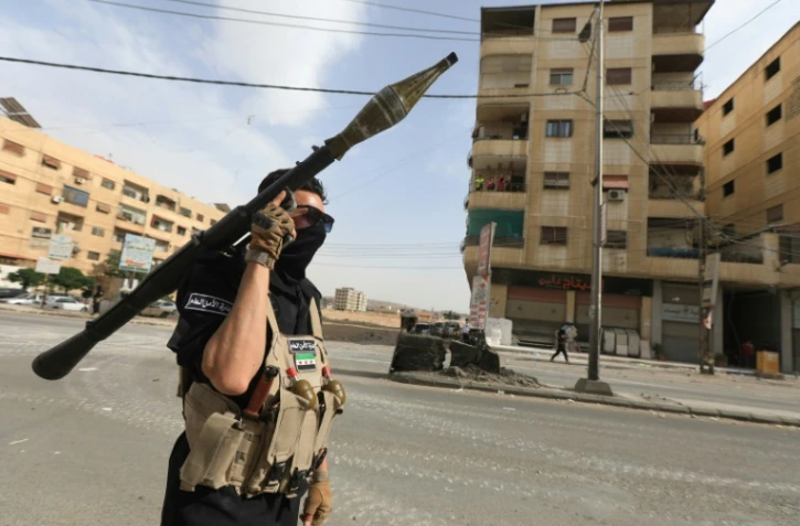 Un membre des forces de sécurité syriennes en position à Sahnaya, près de Damas, le 30 avril 2025