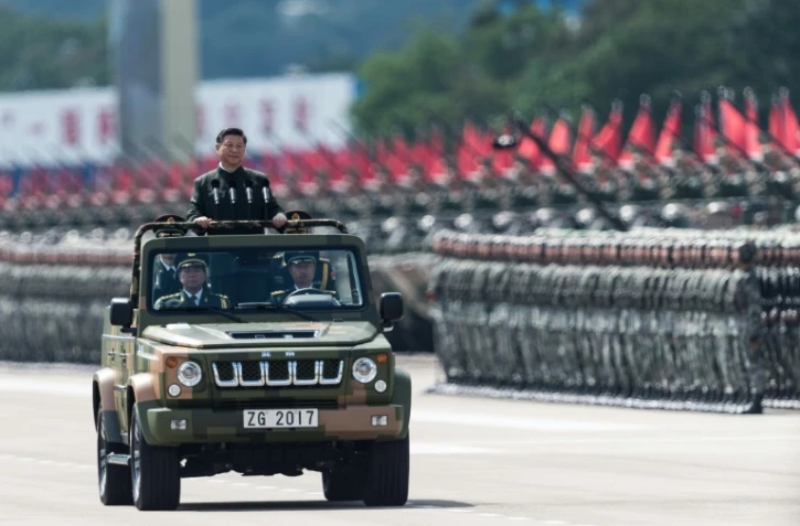 Le président chinois Xi Jinping passe en revue les troupes, le 30 juin 2017 à Hong Kong