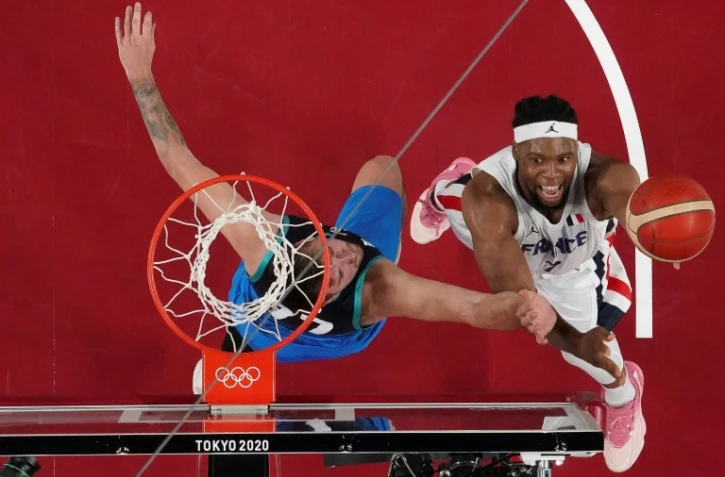 Guerschon Yabusele (D) avec l'équipe de France de basket contre la Slovénie en demi-finale des JO le 5 aôut 2021 à Saitama