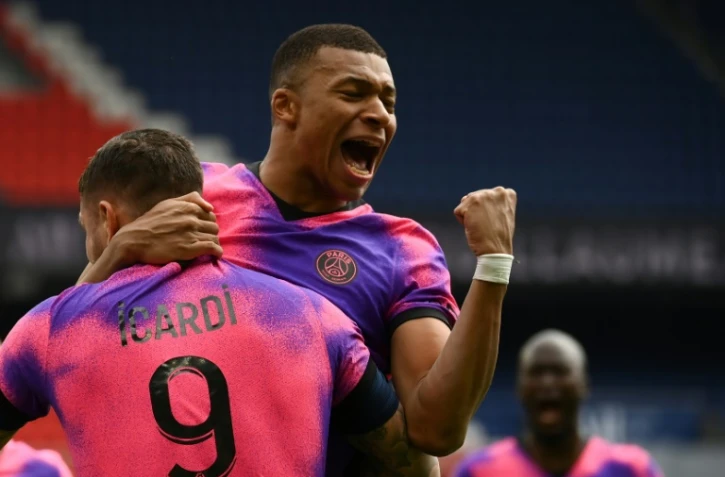 L'attaquant argentin du Paris-SG, Mauro Icardi (g), fête son but avec l'attaquant français Kylian Mbappé lors du match de Ligue 1 à domicile contre Saint-Etienne, le 18 avril 2021