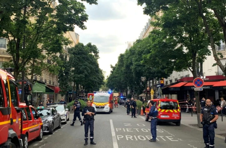 Des policiers et véhicules de secours se trouvent près du lieu où un automobiliste a foncé sur la terrasse d'un café à Paris, le 17 juillet 2024