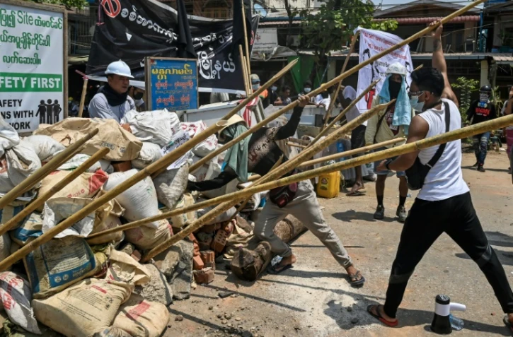 Des manifestants renforcent une barricade à Rangoun, le 20 mars 2021
