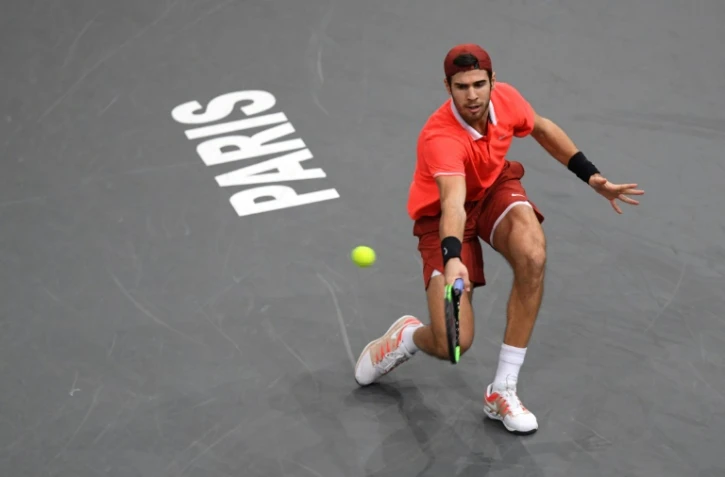 Le Russe Karen Khachanov face au Serbe Novak Djokovic, en finale du Masters 1000 de Paris, qu'il va remporter le 4 novembre 2018