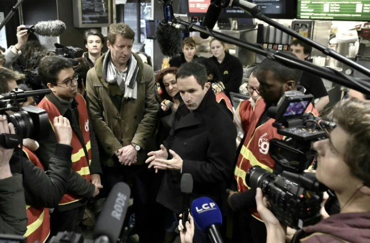 Benoît Hamon, et son nouveau soutien, Yannick Jadot, lors de leur premier déplacement commun dans un restaurant McDonald's, le 27 février 2017 à Paris
