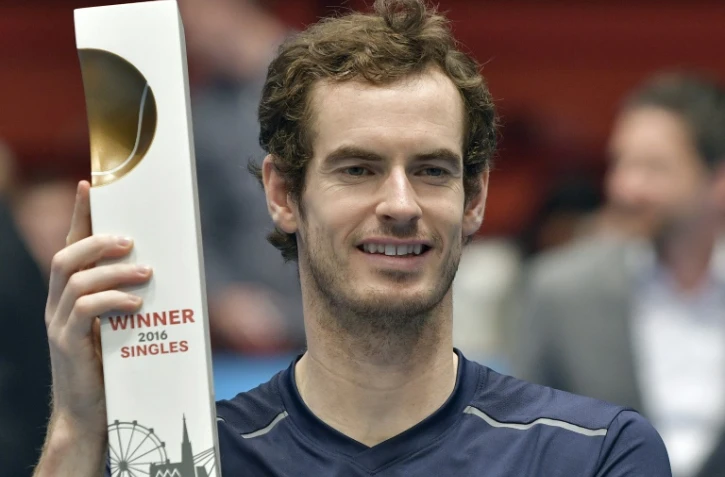 Le Britannique Andy Murray avec le trophée du tournoi de Vienne, le 30 octobre 2016 