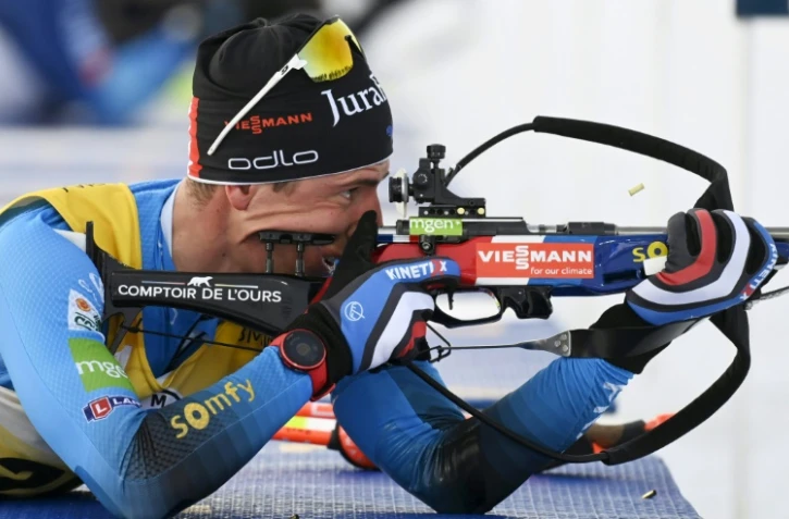 Le biathlète français Quentin Fillon Maillet, sur le pas de tir lors de l'épreuve du sprint à Kontiolahti (Finlande), le 5 mars 2022
