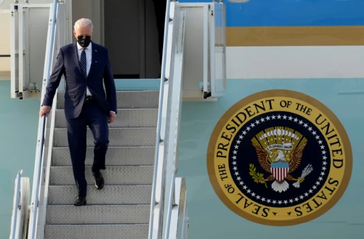 Le président américain Joe Biden débarque de l'avion Air Force One à son arrivée à la base aérienne d'Osan près de Séoul le 20 mai 2022