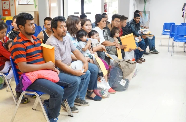 Des migrants attendent dans un centre d'aide, le 14 juin 2018 à McAllen, au Texas