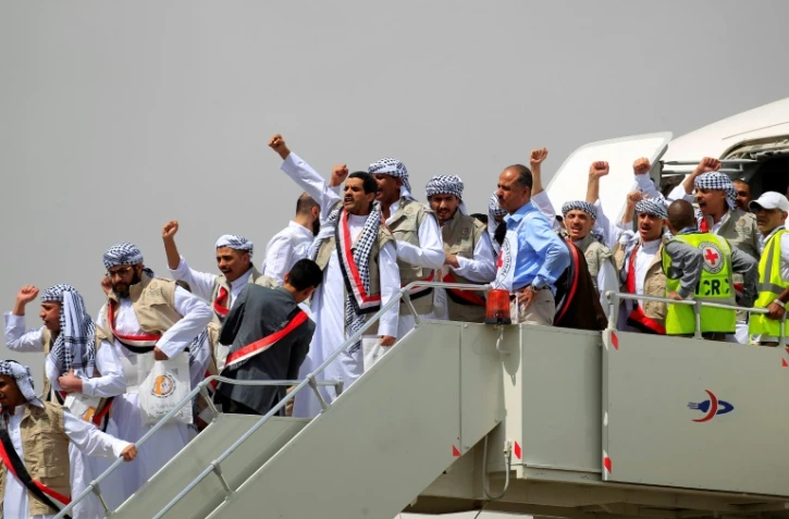 Des rebelles Houthis arrivent à l'aéroport de Sanaa dans le cadre d'un échange de prisonniers, le 15 avril 2023 au Yémen 