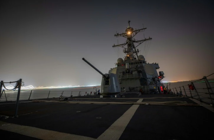 Le destroyer américain USS Carney franchit le canal de Suez le 26 novembre 2023, pour se rendre en mer Rouge