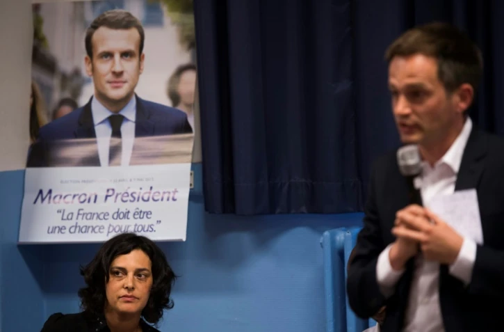 Myriam El Khomri (g) et Pierre-Yves Bournazel (d), deux candidats concurrents aux législatives qui revendiquent le soutien de la République en marche du président Emmanuel Macron, le 1er juin 2017 à Paris