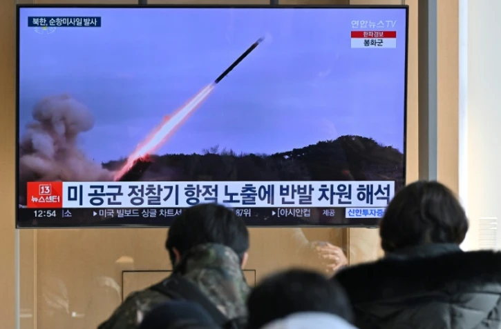 Des images d'un tir de missile nord-coréen diffusées à la télévision dans une gare de Séoul, le 24 janvier 2024 en Corée du Sud