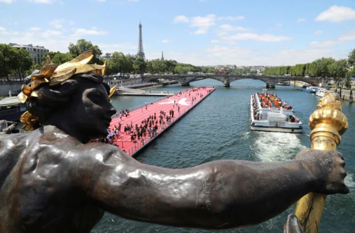 Une piste installée sur la Seine, à Paris, le 23 juin 2017, pour la promotion de la candidature de la capitale française aux JO de 2024