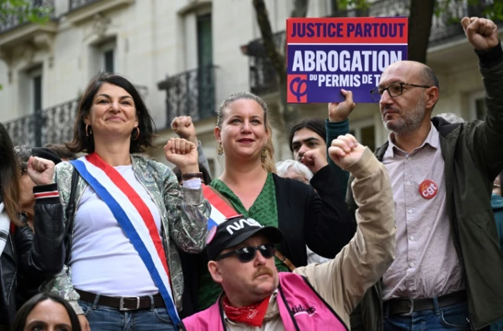 Aurélie Trouvé, députée LFI de Seine-Saint-Denis (g), et Mathilde Panot, présidente du groupe LFI à l'Assemblée nationale (c), participent à la manifestation "contre les violences policières", le 23 septembre 2023 à Paris