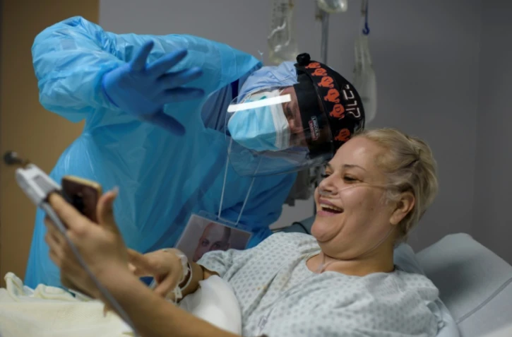Le Dr Joseph Varon salue par vidéo interposée les proches d'une de ses patientes atteintes du coronavirus, Gloria Garcia, au United Memorial Medical Center de Houston, au Texas, le 4 décembre 2020  
