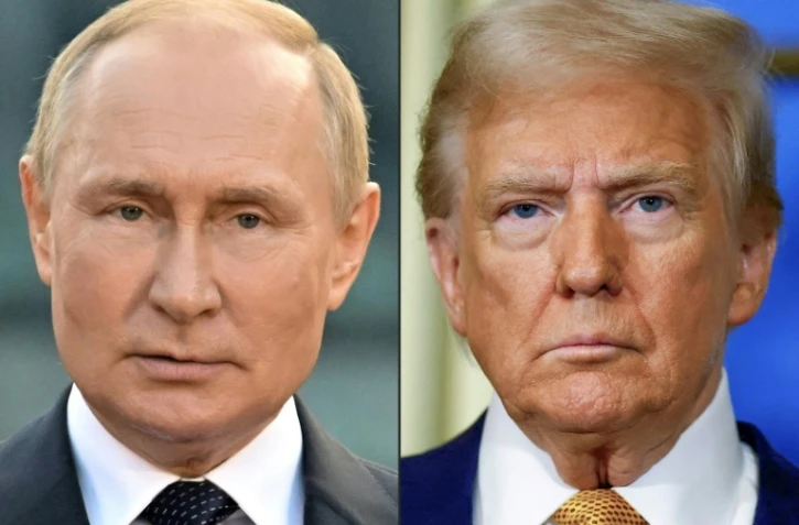 Un combo photo montrant le président russe Vladimir Poutine (à gauche) aux côtés du président américain Donald Trump (à droite)