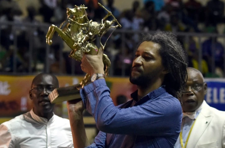 Le réalisateur sénégalais Alain Gomis récompensé de l'Etalon d'or au Festival panafricain du cinéma et de la télévision de Ouagadougou (Fespaco), le 4 mars 2017 à Ouagadougou
