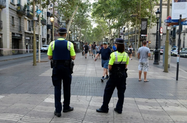 Des policiers surveillent la Rambla de Barcelone le 18 août 2017 au lendemain de l'attentat qui y a fait 13 morts