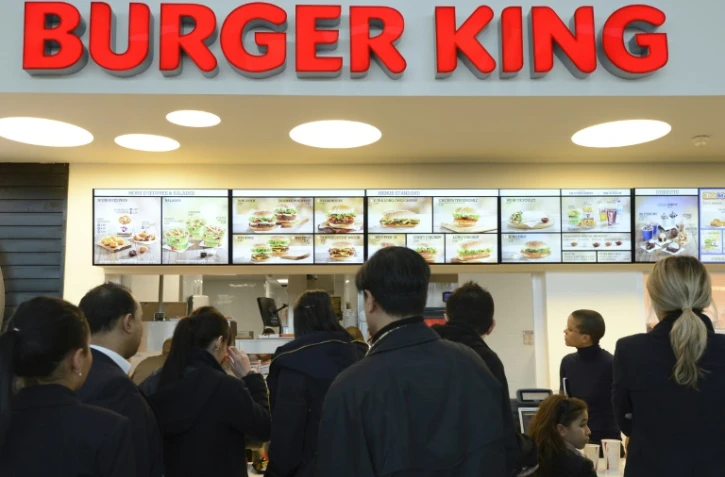 Des clients font la queue pour commander un repas dans un restaurant fast-food Burger King, le 22 décembre 2012 à Marseille