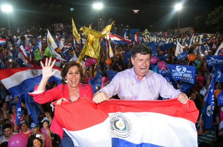 Le candidat à la présidentielle Efrain Alegre et sa femme Mirian Irun, lors d'un meeting de campagne, le 19 avril 2018 à Asuncion, au Paraguay