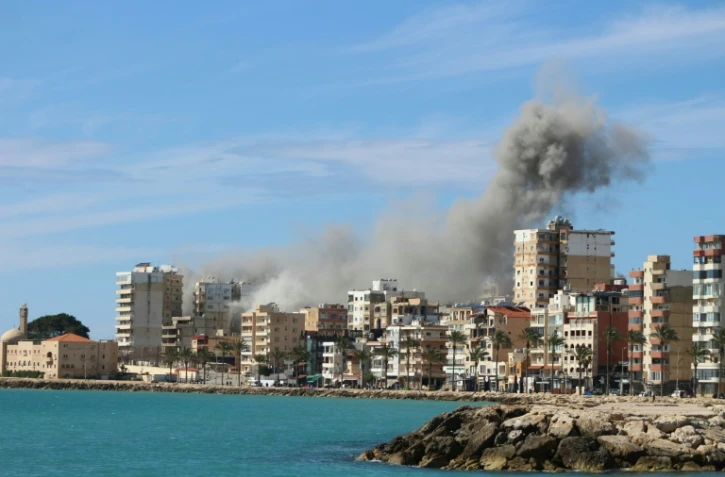 Nuage de fumée après une frappe aérienne israélienne visant la banlieue est de la ville de Tyr, dans le sud du Liban, le 24 mars 20224
