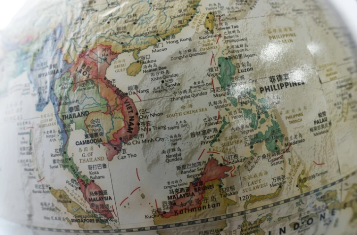 La mer de Chine méridionale vue sur un globe en vente dans une librairie de Pékin le 15 juin 2015