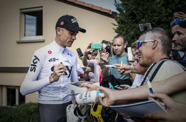 Le Britannique Chris Froome signe des autographes lors de la journée de repos du Tour de France, le 17 juillet 2017 au Puy-en-Velay