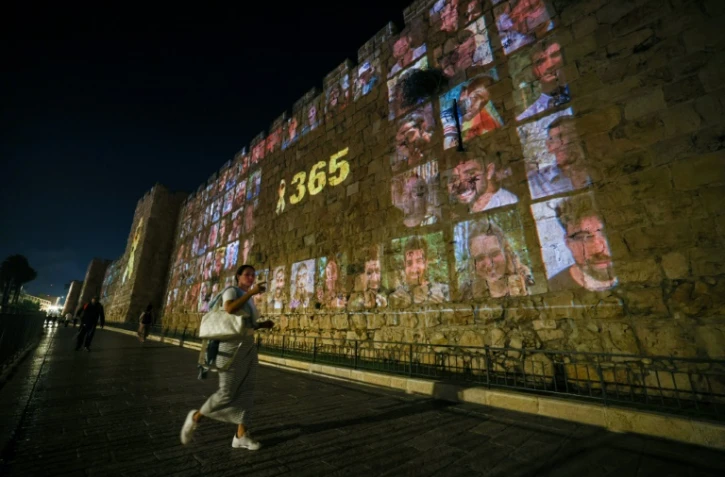 Des photos de victimes de l'attaque du 7 octobre 2023 du Hamas contre Israël sont projetées sur un mur de la vieille ville de Jérusalem, le 6 octobre 2024