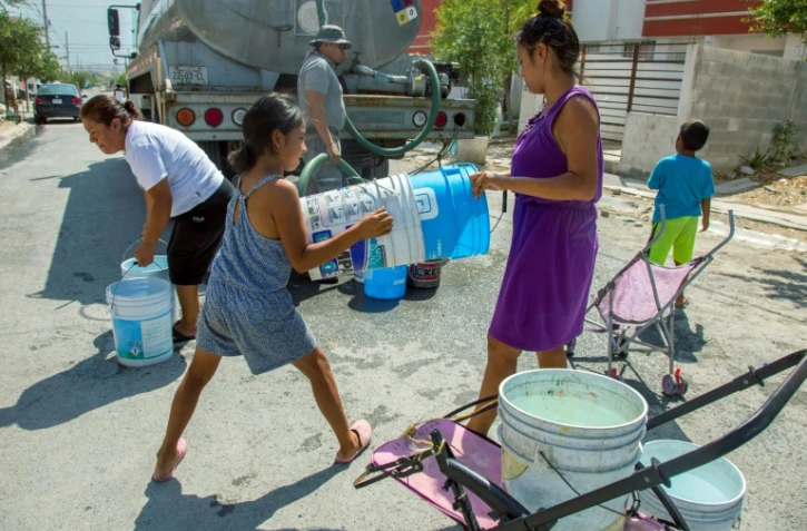 Un camion-citerne distribue de l'eau potable à des habitants de Garcia, dans l'agglomération de Monterrey (Mexique), le 5 juillet 2022