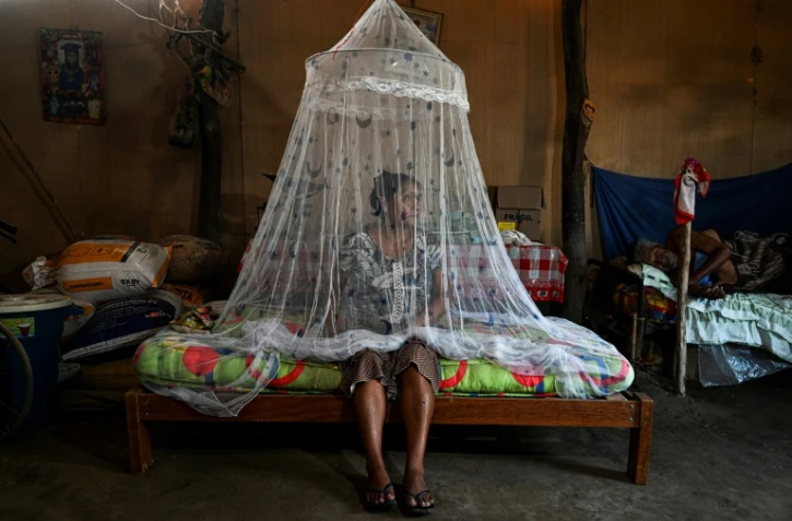 Francisca Sosa, 45 ans, pose pour une photo avec son père, atteint du virus de la dengue, à leur domicile dans le district de Catacaos, département de Piura, Pérou, 9 juin 2023