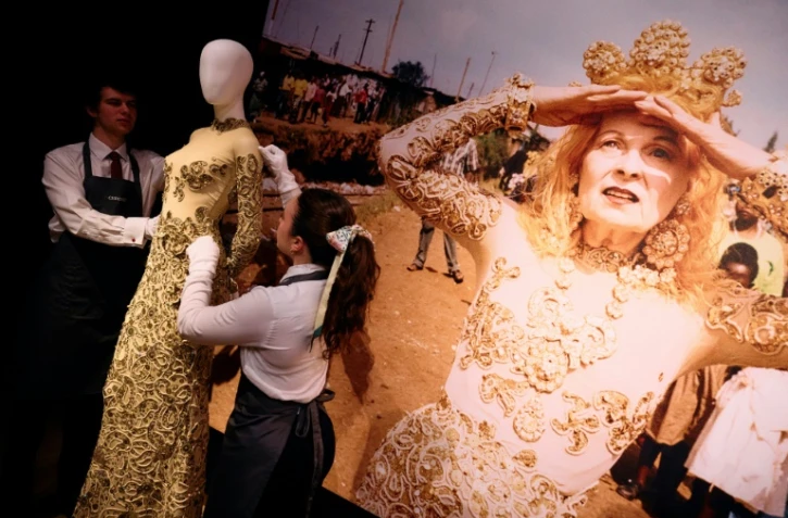 de la créatrice de mode britannique Vivienne Westwood ajustée sur un mannequin chez Christie's avant une vente aux enchères, le 13 juin 2024 à Londres