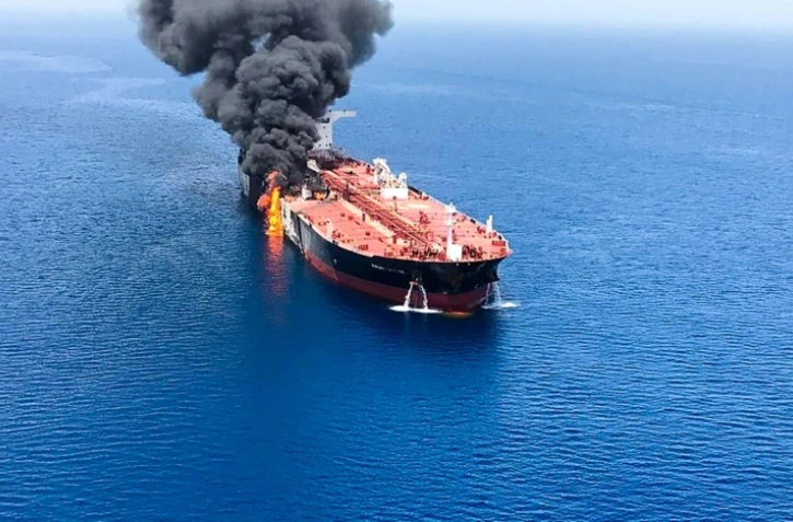 Feu à bord du navire norvégien Front Altair en mer d'Oman (photo obtenue auprès de l'agence de presse iranienne Isna le 13 juin 2019)