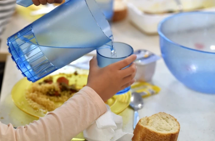 Des couverts en plastique dans une école municipale à Bordeaux, le 13 septembre 2017