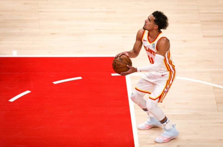 Trae Young des Atlanta Hawks tente un lancer-franc contre les Washington Wizards en NBA le 10 mai 2021 à la State Farm Arena à Atlanta