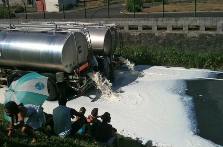 Mardi 4 janvier 2011 - Les éleveurs de la Sicalait déversent 80 000 litres de lait devant la centrale thermique du Gol
