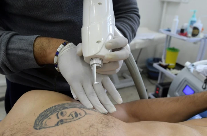 Un tatoueur tunisien avec un client le 8 novembre 2018 à Tunis
