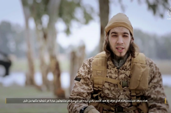 Capture d'écran d'une vidéo diffusée par le centre de médias du groupe Etat islamique le 24 janvier 2016, montrant Omar Mostefai, l'une des personnes impliquées dans les attentats du 13 novembre à Paris