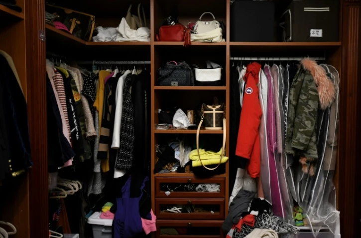 La garde-robe de Chen Rui avant d'être réorganisée par des experts du rangement, le 26 octobre 2020 à Pékin