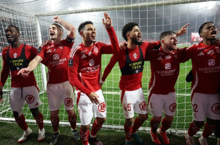 Les Brestois célèbrent leur victoire sur Lyon (2-1) samedi au Stade Francis-Le Ble de Brest.