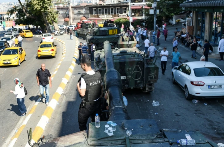 Un policier turc juché sur un tank à Istanbul, le 16 juillet 2016